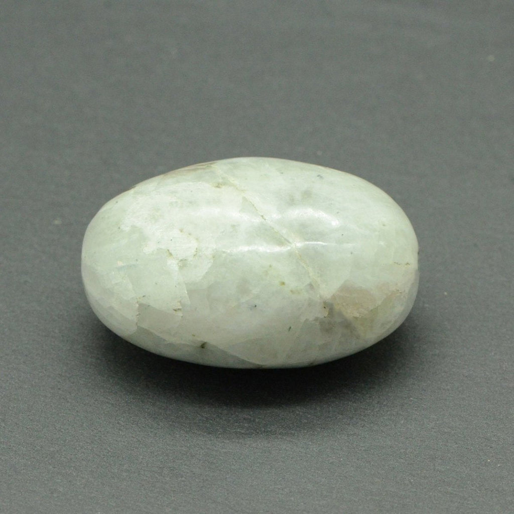 Galet "Féminité" en Pierre de Lune - lespierresdubienetre