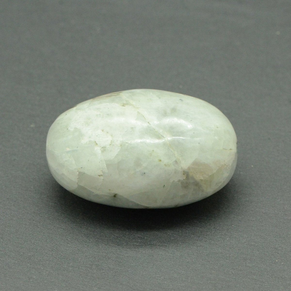 Galet "Féminité" en Pierre de Lune - lespierresdubienetre
